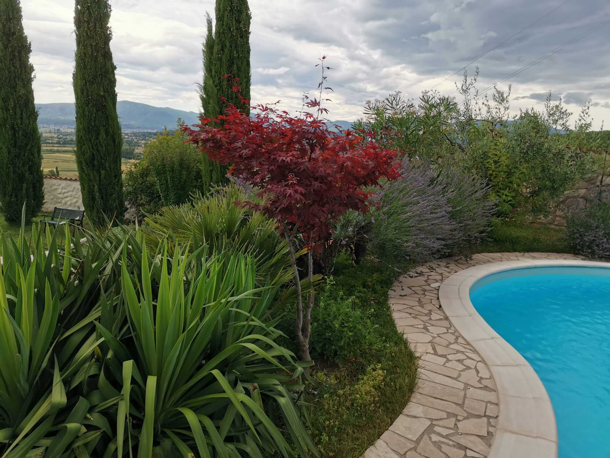 postavljanje-travnjaka-uređenje-okoliša